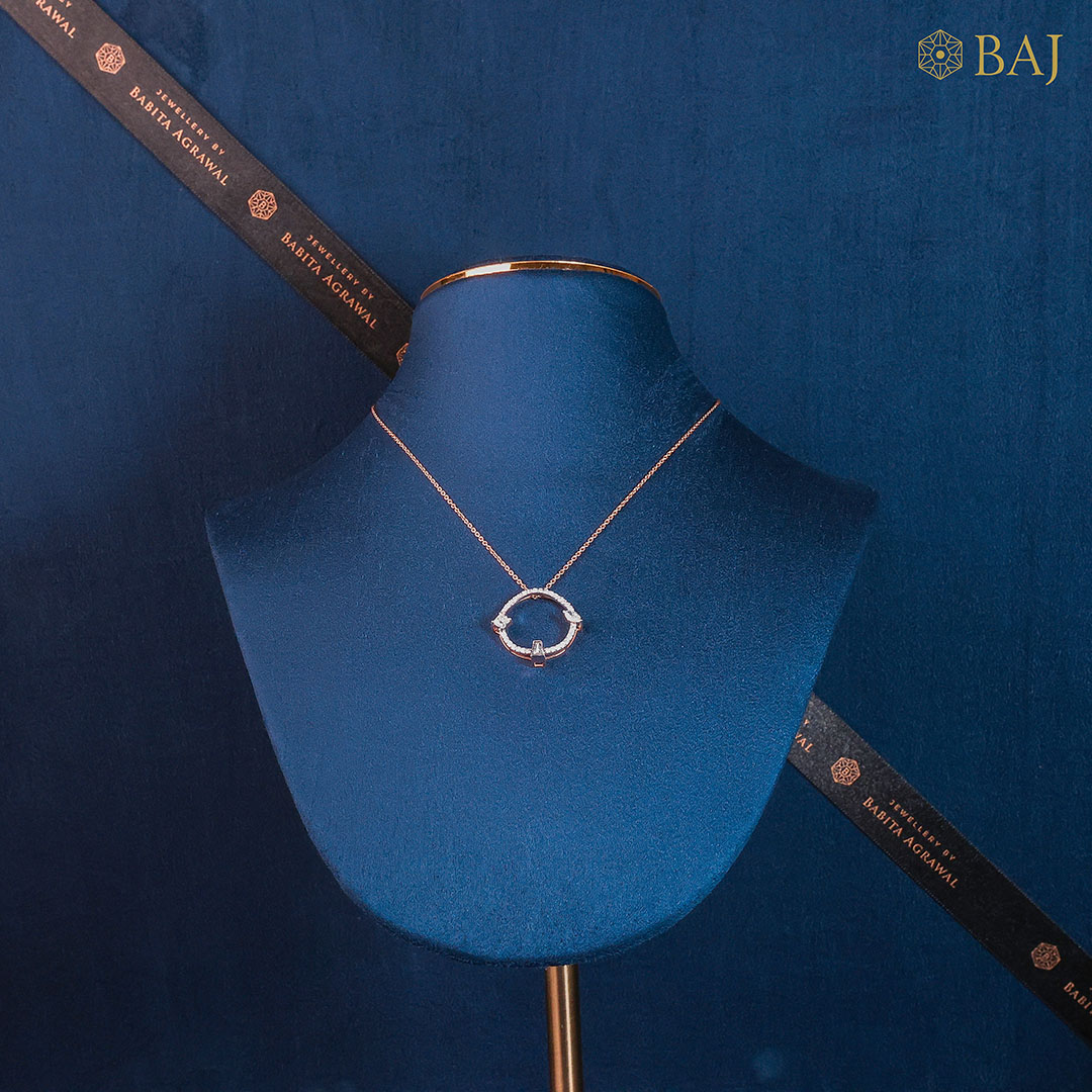 Elegance Loop diamond pendant in 18k gold open loop design