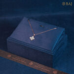 Lucky Shine diamond clover pendant with chain in 18k gold featuring four leaf clover diamond design