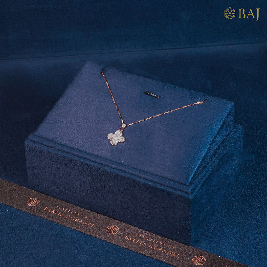 Lucky Shine diamond clover pendant with chain in 18k gold featuring four leaf clover diamond design