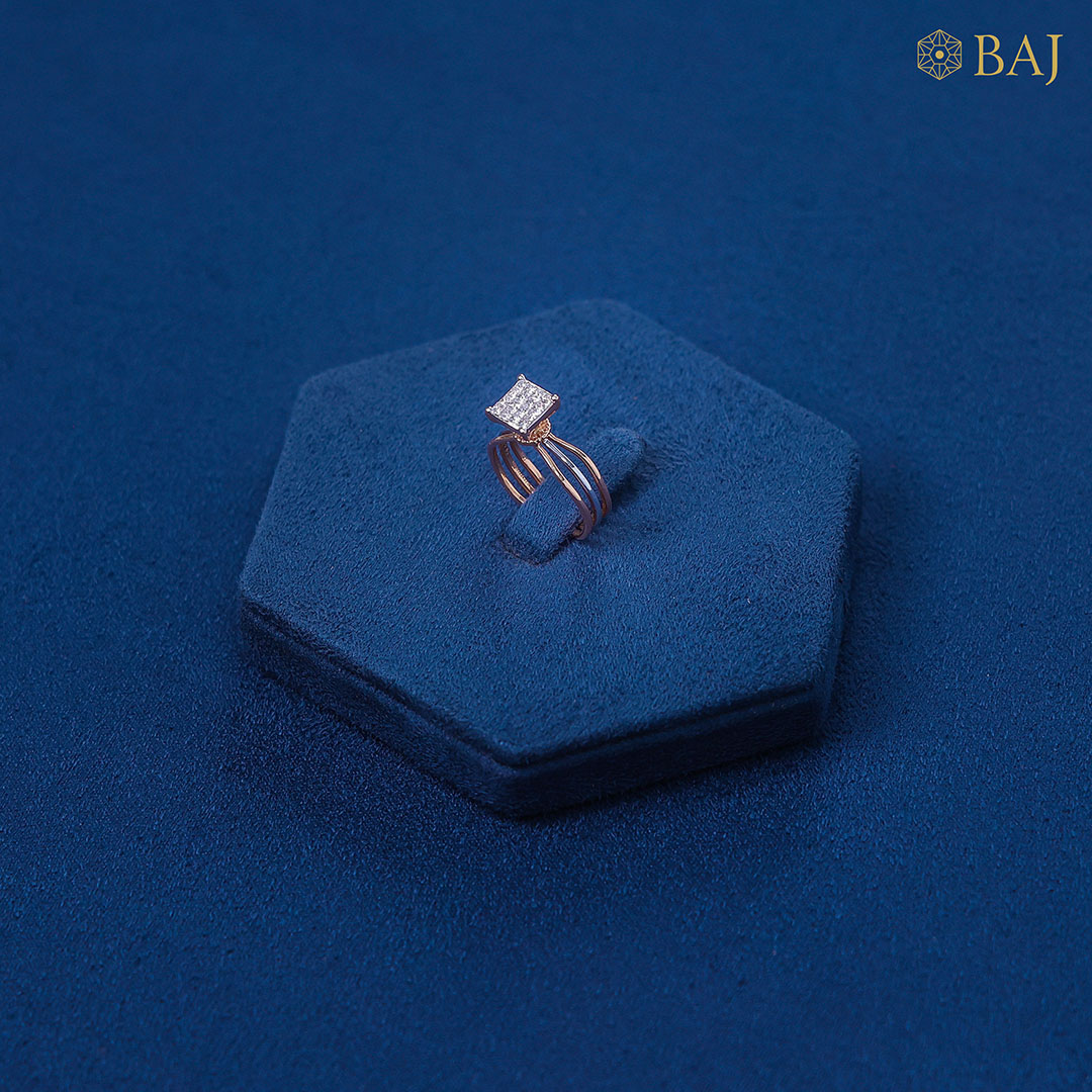 Pop square diamond ring in 18kt rose gold with raised square cluster