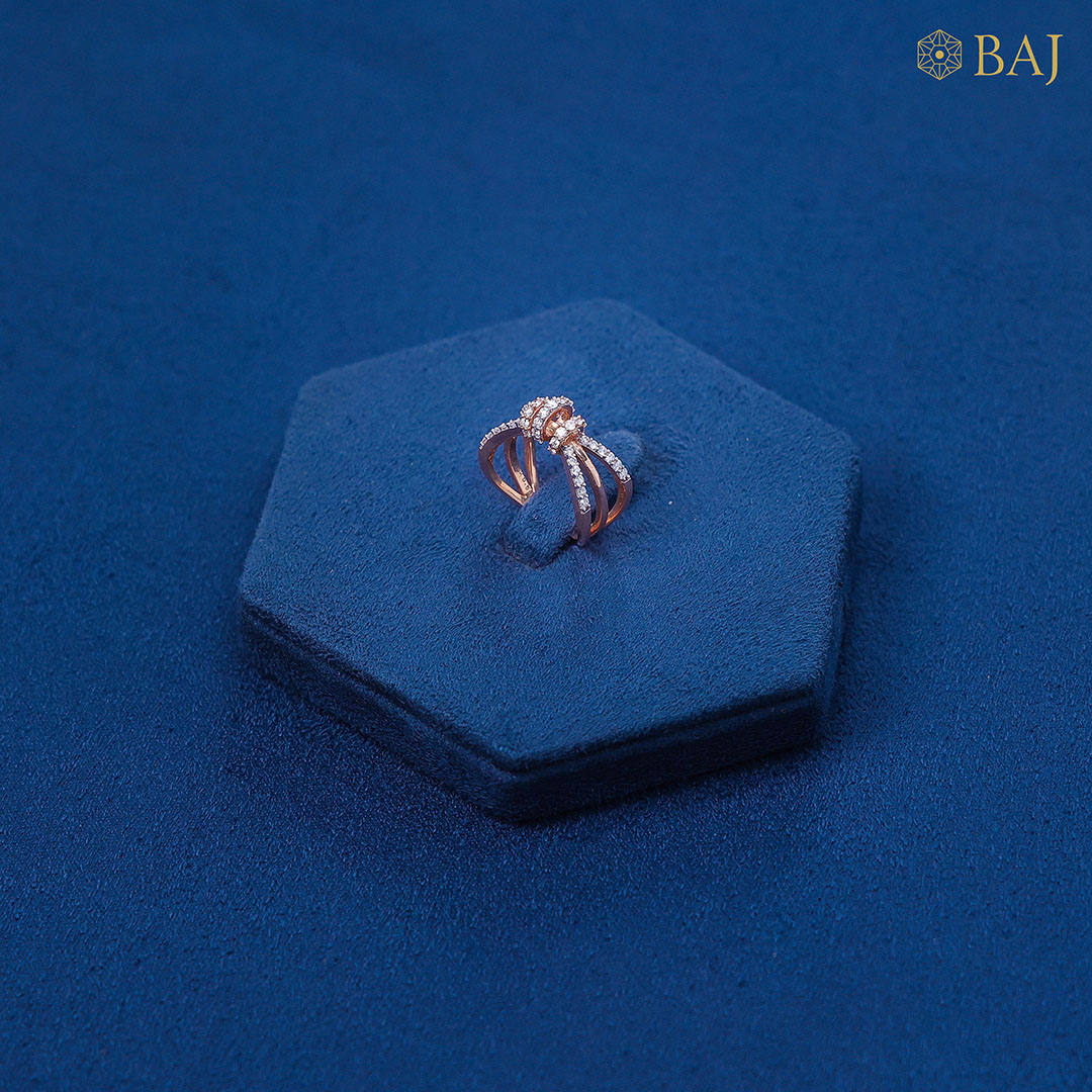 Bow design diamond ring in 18kt gold with elegant arc shaped bands