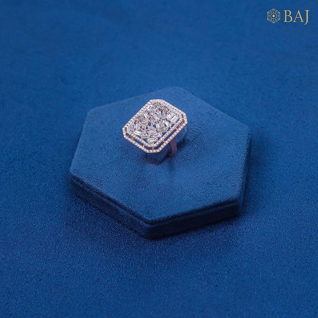 Frost diamond ring in 18kt gold with baguette cluster square design