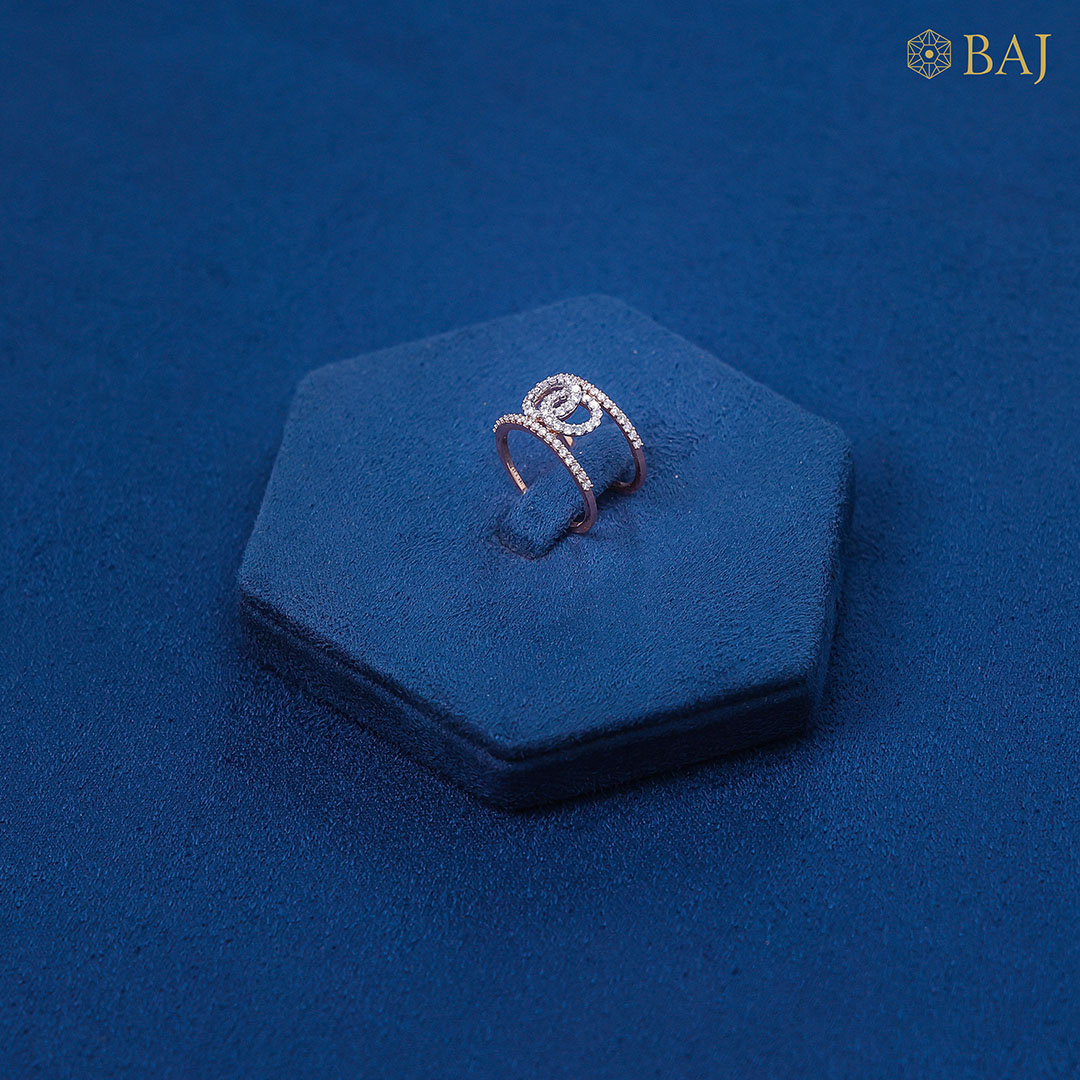 Delight diamond ring in 18kt rose gold with interlocking circle design