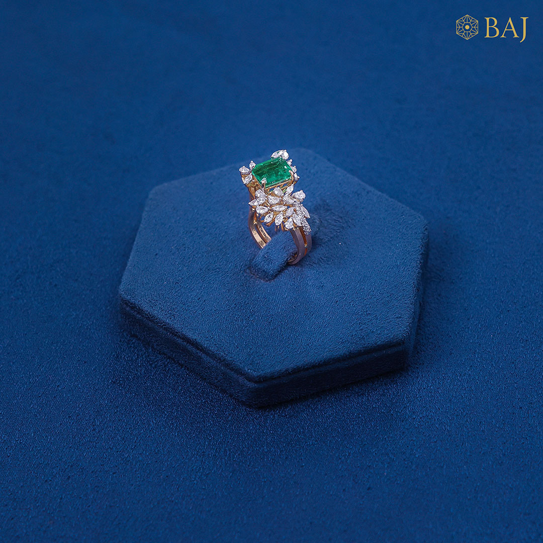 Marquise Spell diamond ring with green gemstone in 18kt gold