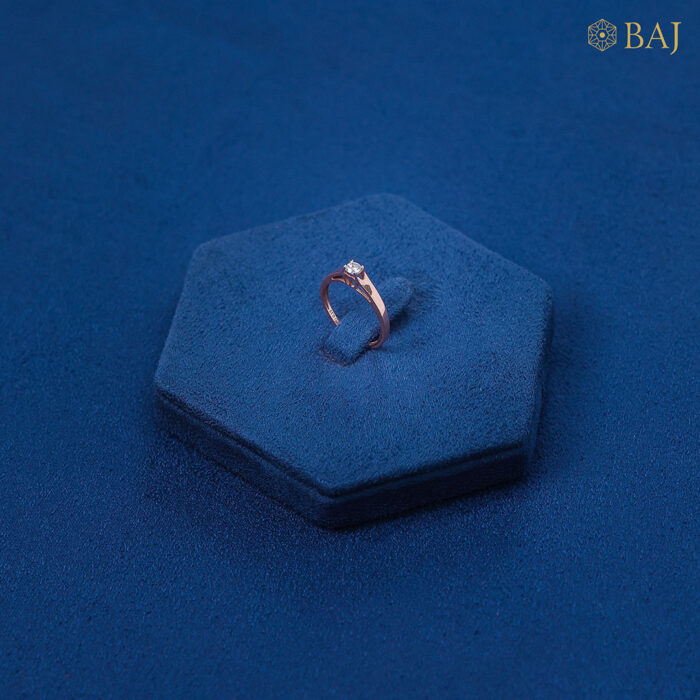 Dot diamond ring in 18kt rose gold with single pop up diamond