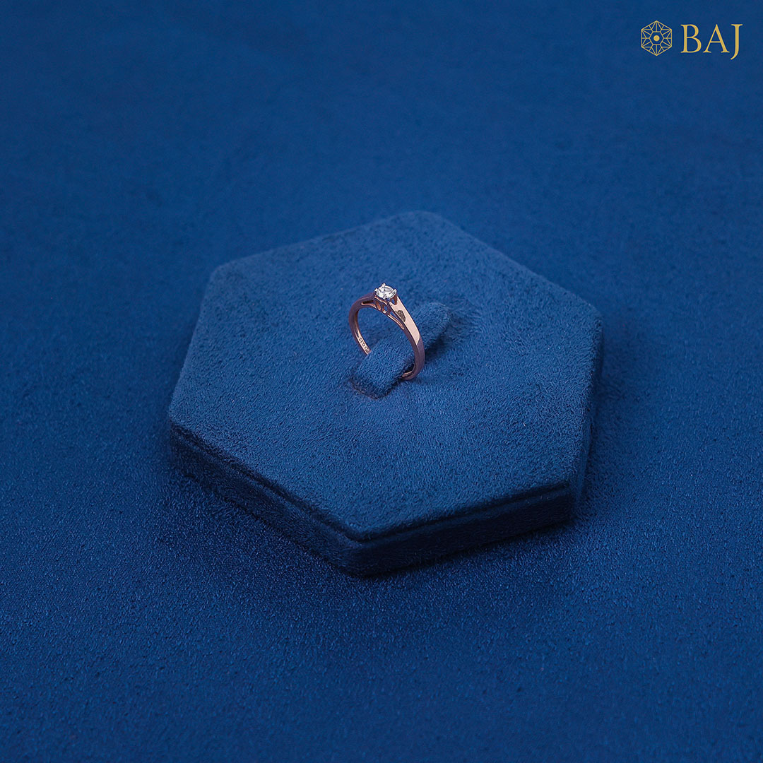 Dot diamond ring in 18kt rose gold with single pop up diamond