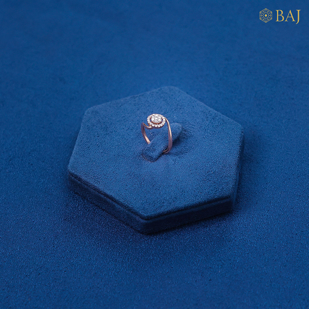 Single halo diamond ring in 18kt rose gold with round cluster design