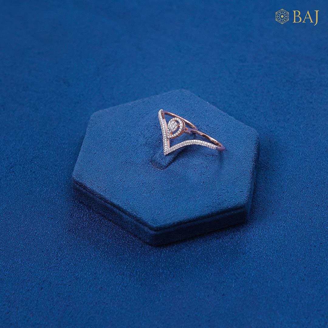 Tiara diamond ring in 18kt rose gold with geometric double finger design