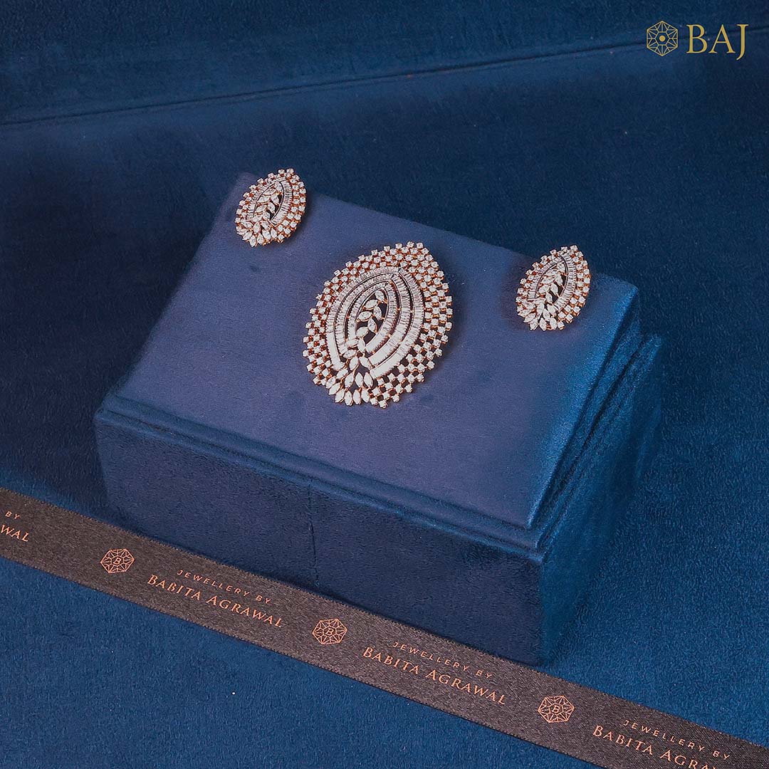 Floral diamond necklace set in 18kt gold