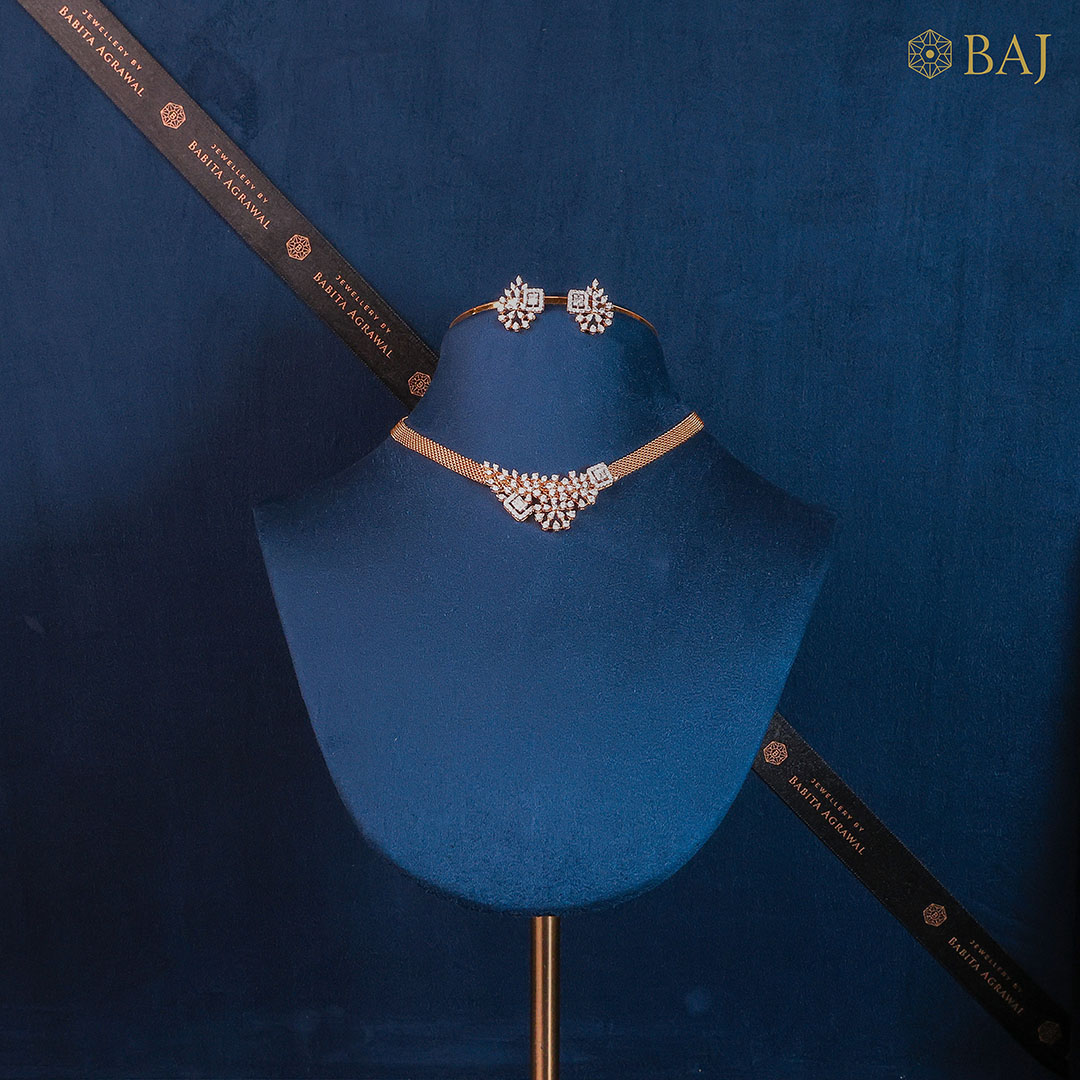 Classic cluster diamond necklace and earrings set in 18kt gold-2