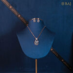 Loop design diamond pendant set in 18kt gold-2