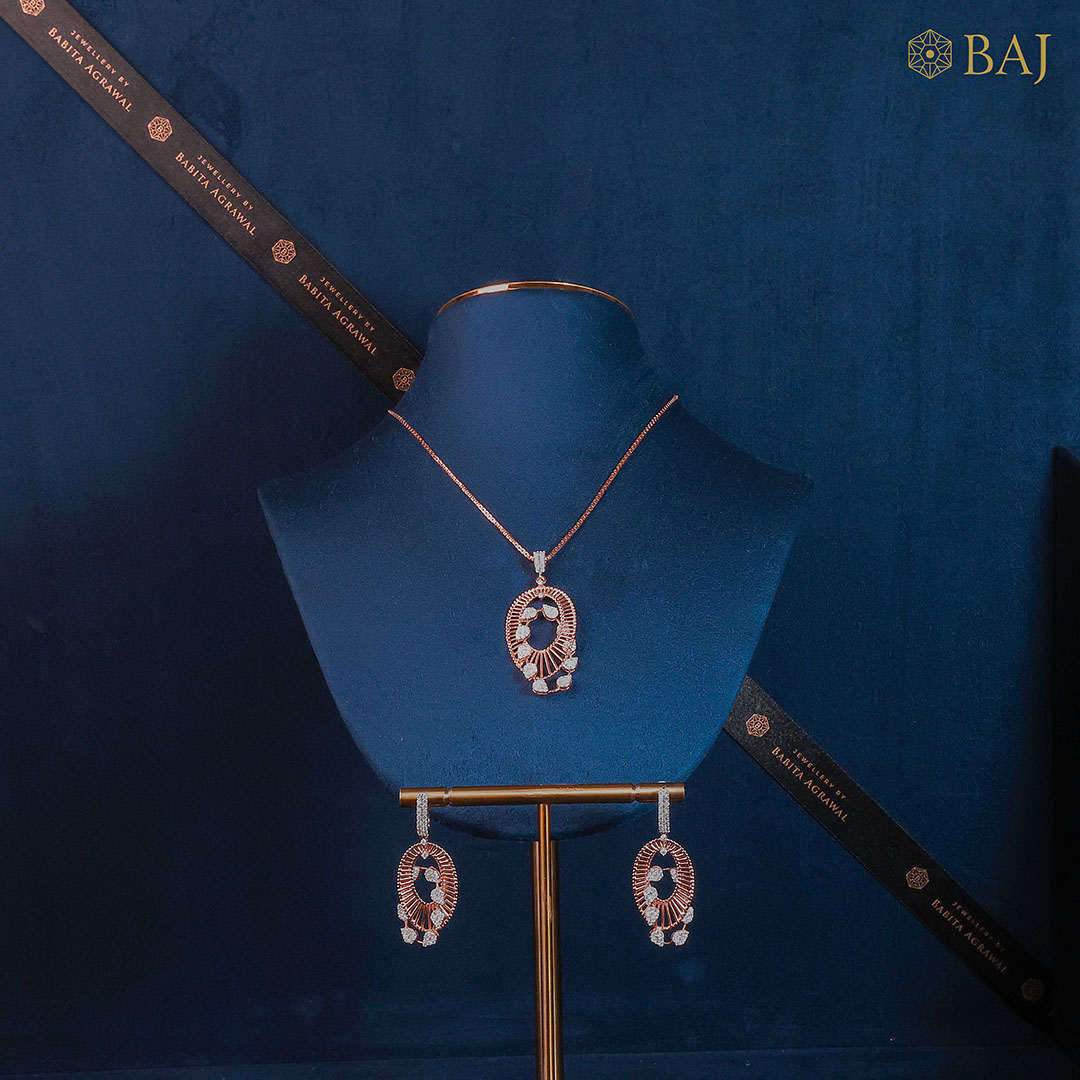 Elegant oval design diamond pendant and earrings set for women in 18kt gold-2