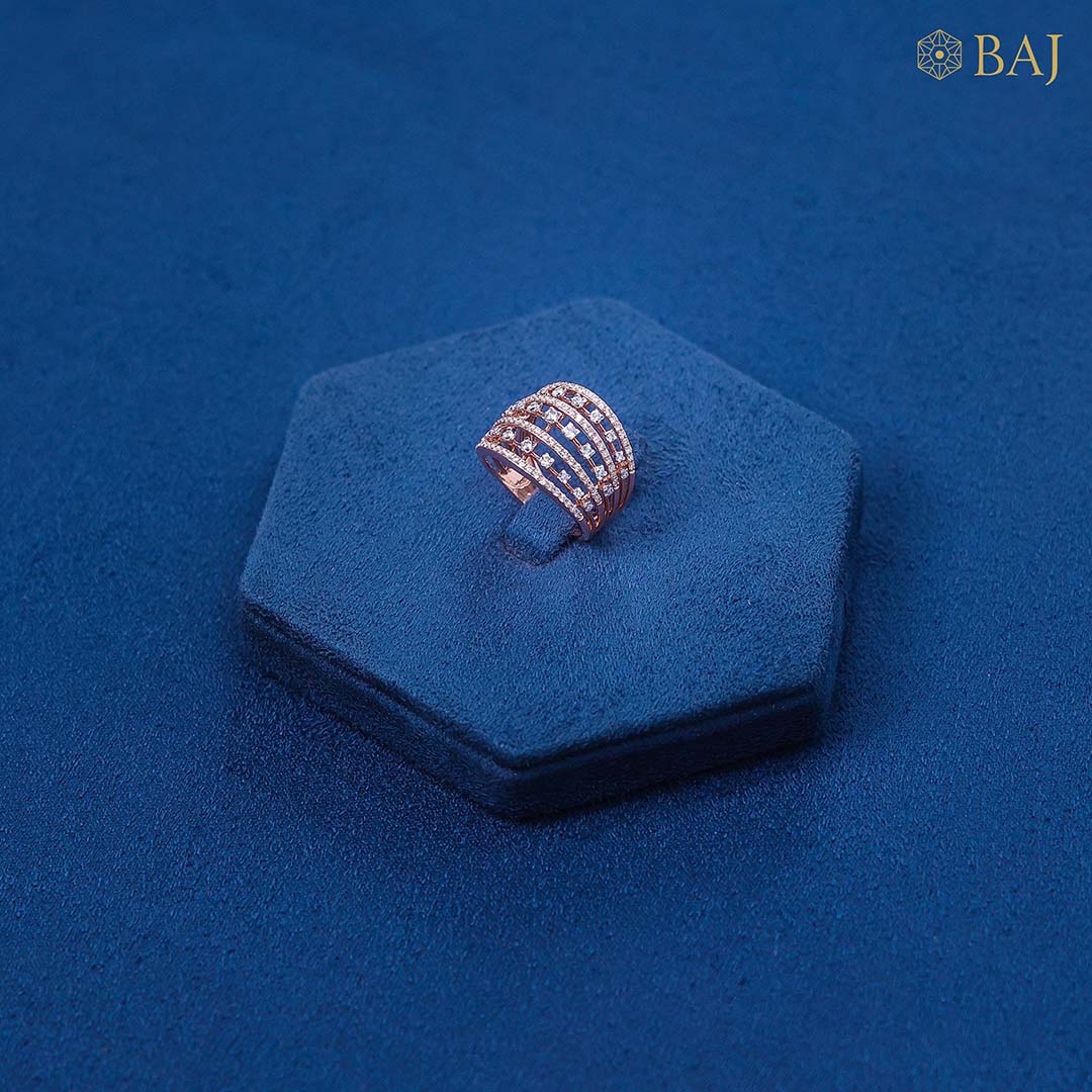 Diamond ring in 18kt rose gold with layered band design