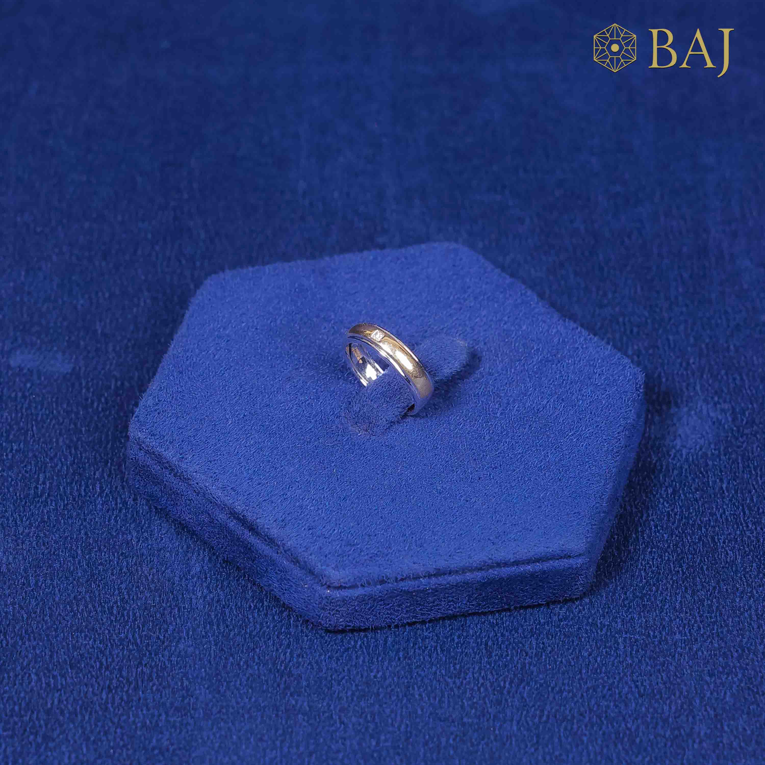 Band Ring 4 in 18kt gold with small diamond