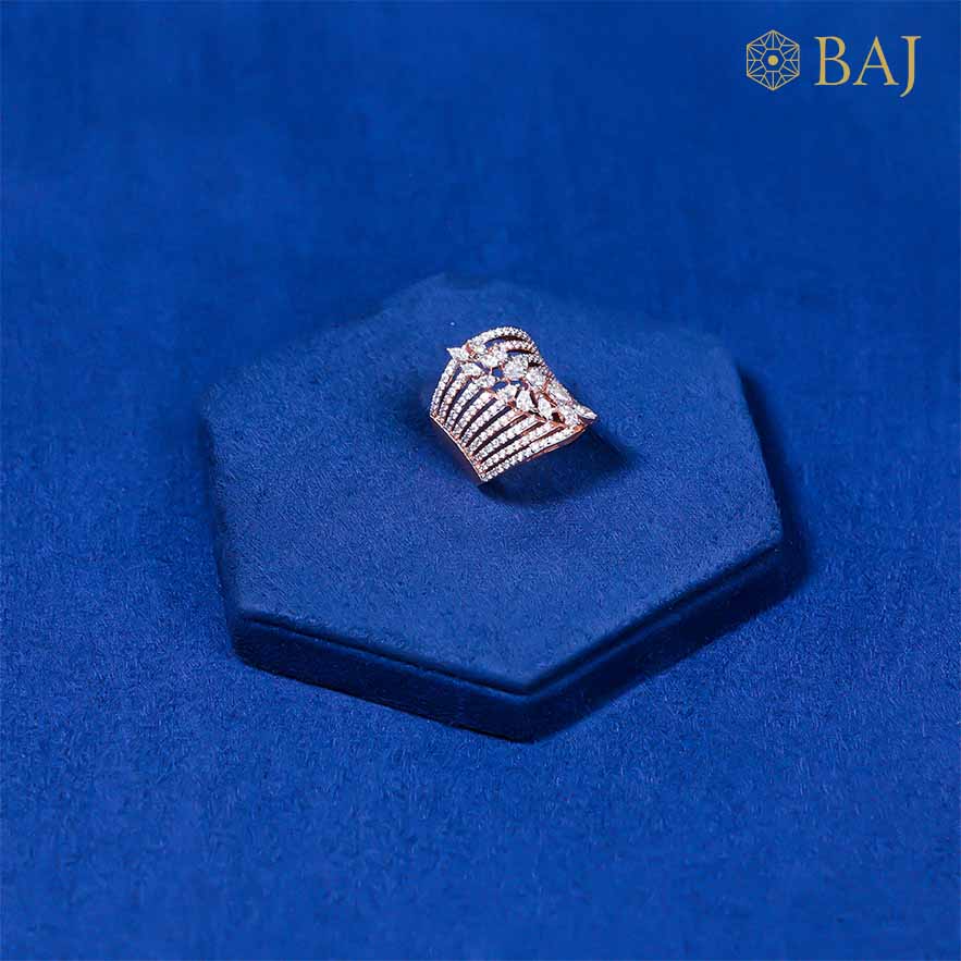 A Ray diamond ring in 18kt gold with layered band design