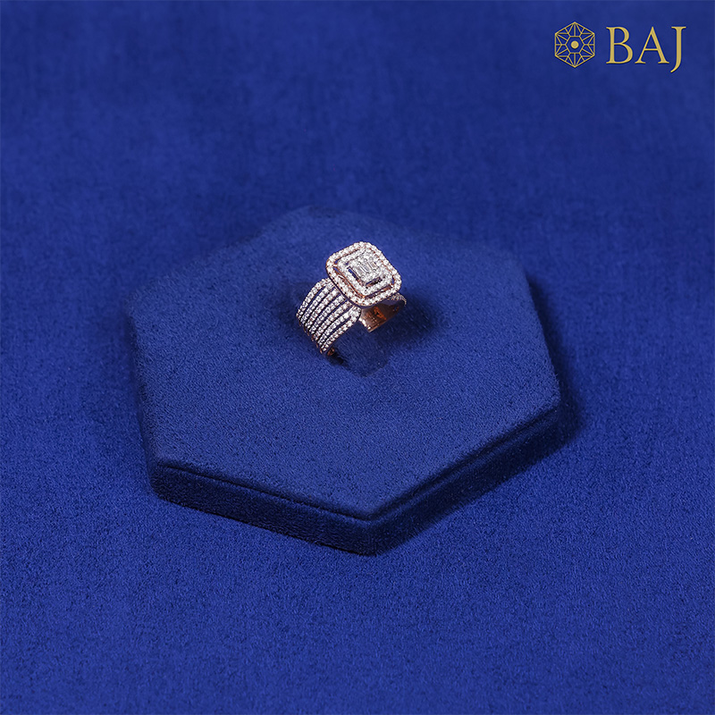 Gorgeous diamond ring in 18kt gold with square halo design