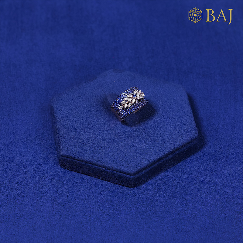 Bleu Royale diamond ring with blue stones in 18kt gold