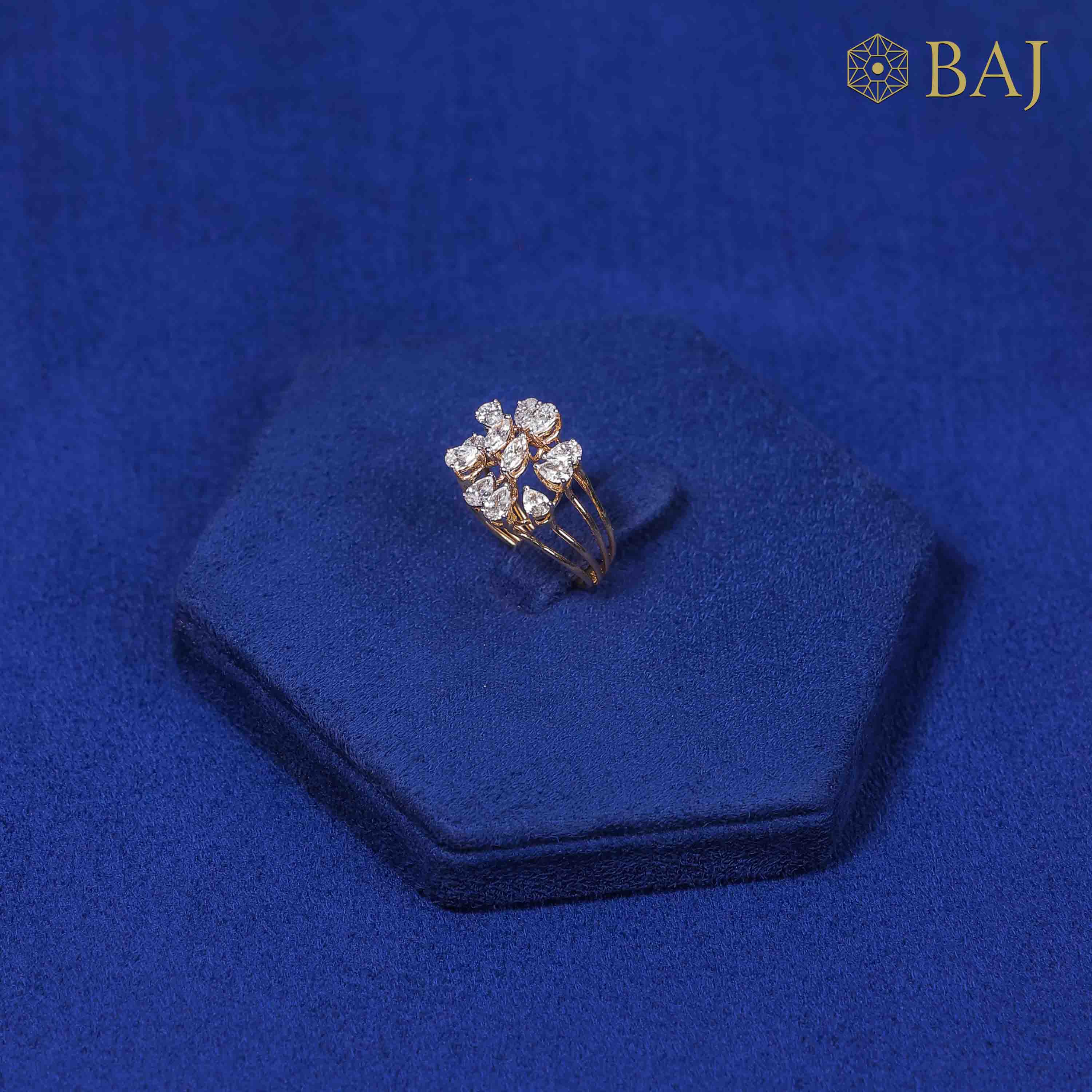 Diamond ring in 18kt gold with floral cluster design