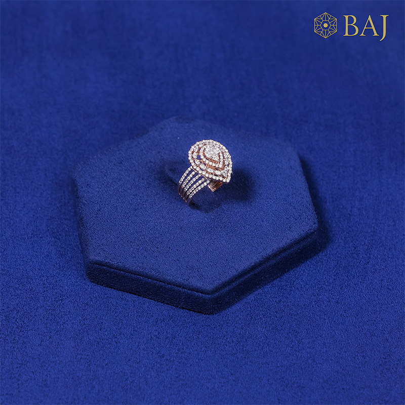 Drop diamond ring in 18kt gold with pear shaped cluster