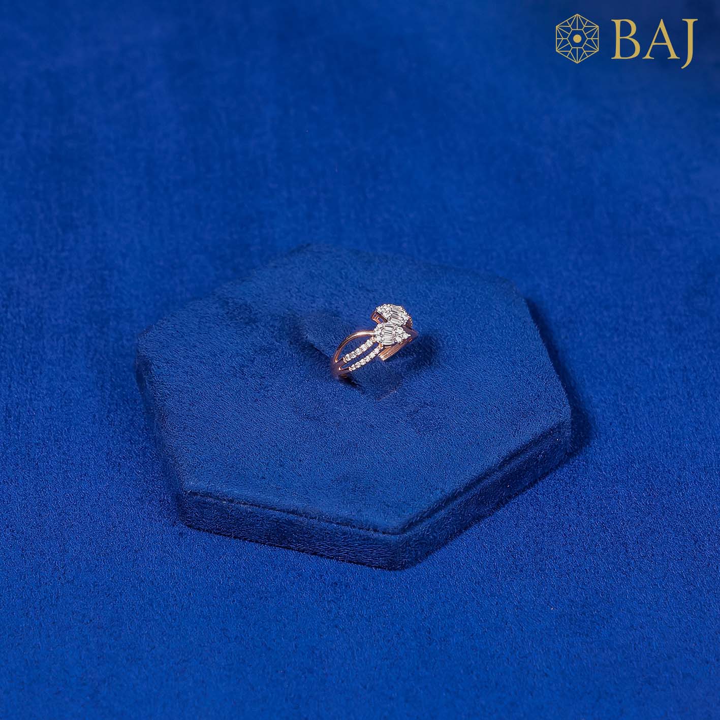 Shimmer diamond ring in 18kt rose gold with leaf shaped design