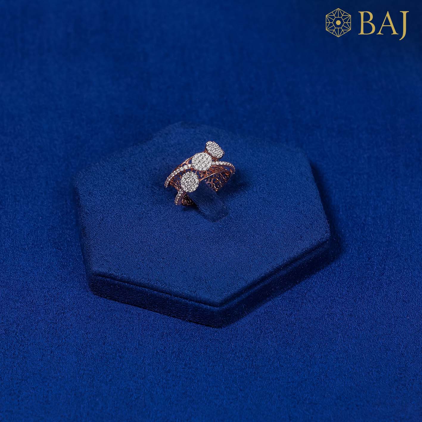 Trois diamond ring in 18kt rose gold with triple cluster design