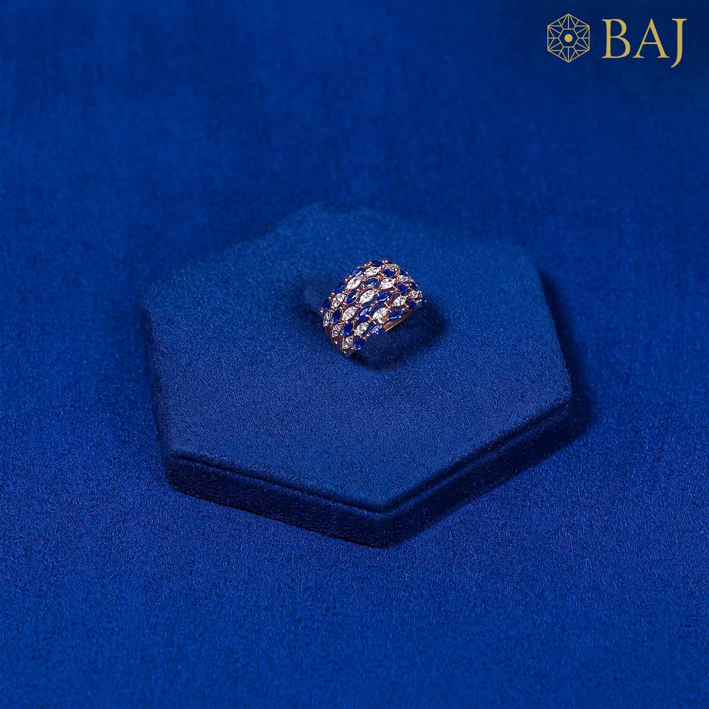 Diamond ring in 18kt gold with layered marquise design