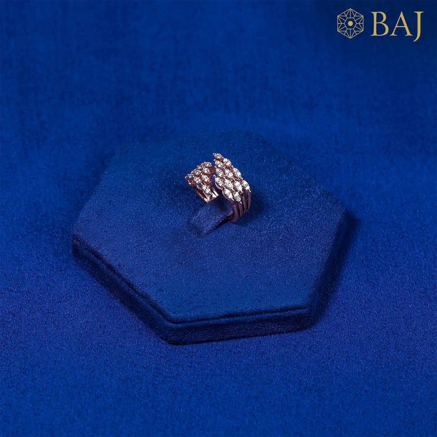 Diamond ring in 18kt gold with marquise cluster design