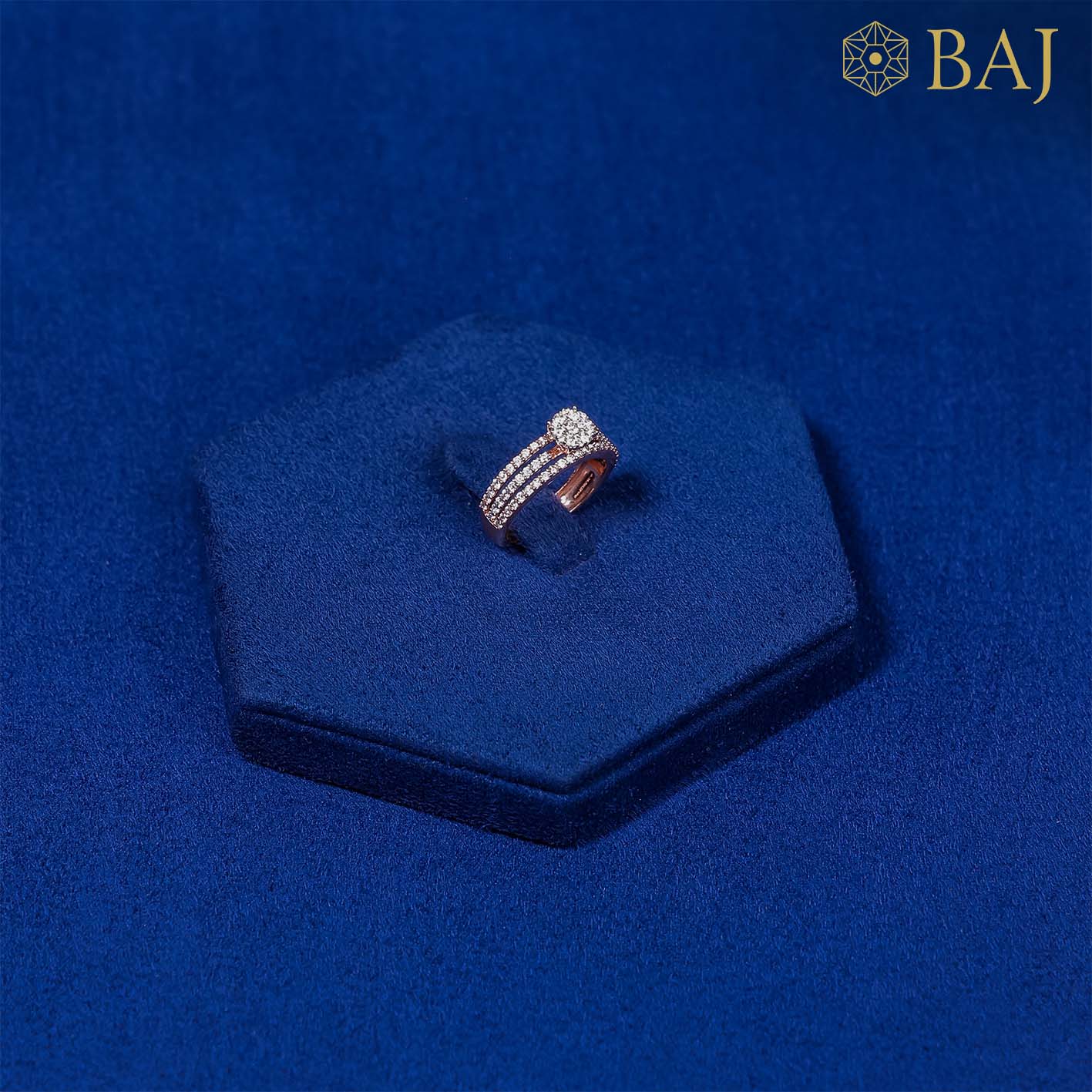 Flame diamond ring in 18kt rose gold with triple band cluster