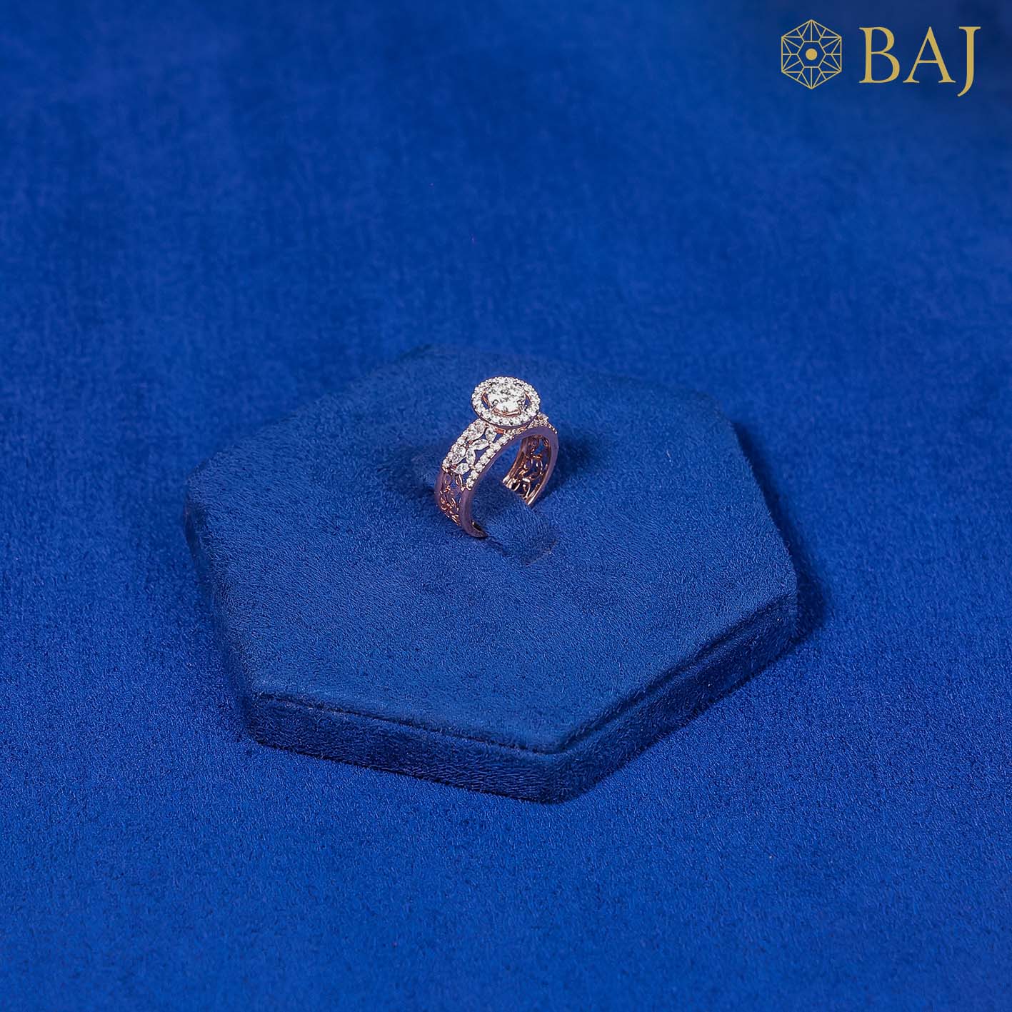 Angel diamond ring in 18kt rose gold with halo and marquise accents