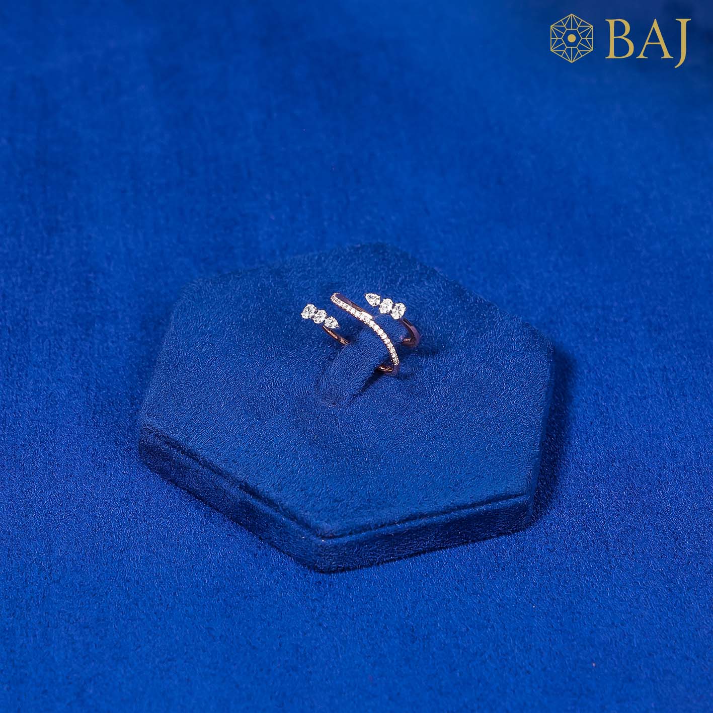 Diamond ring in 18kt gold with open band design