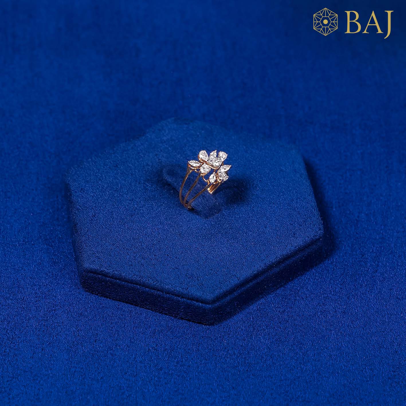 Diamond ring in 18kt gold with floral cluster design
