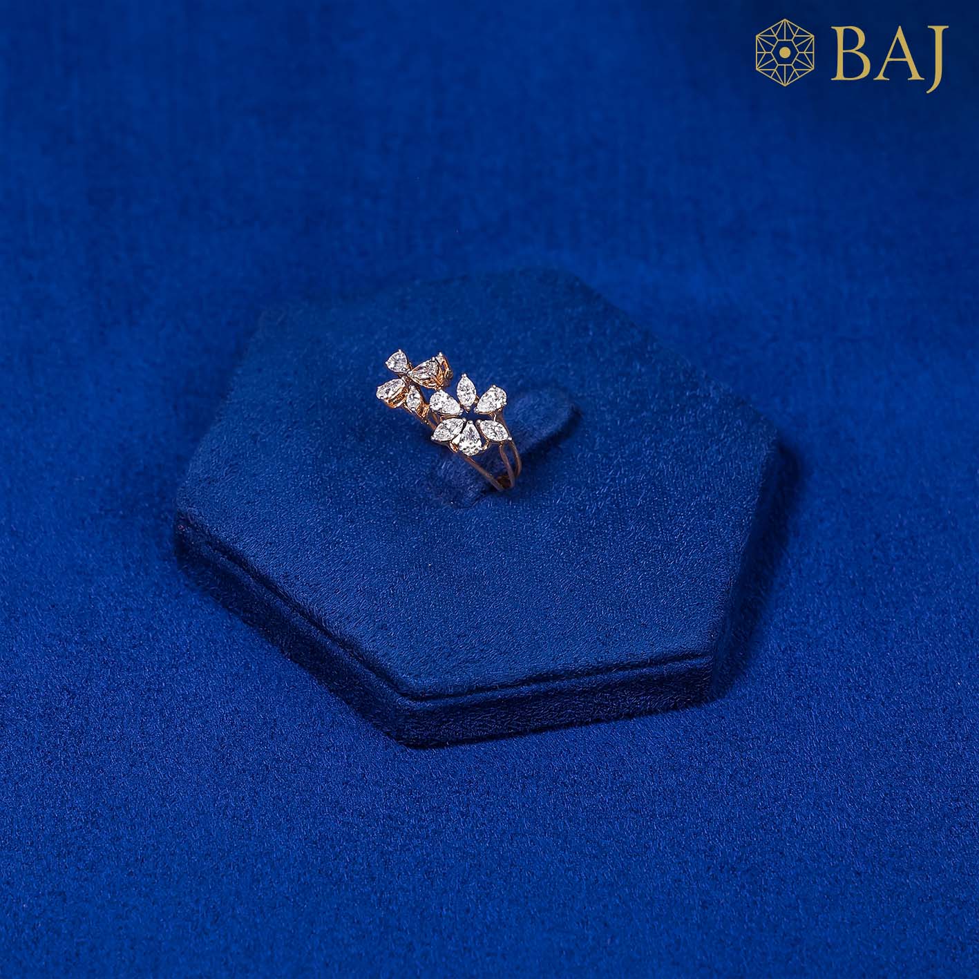 Bloom diamond ring in 18kt gold with double flower design