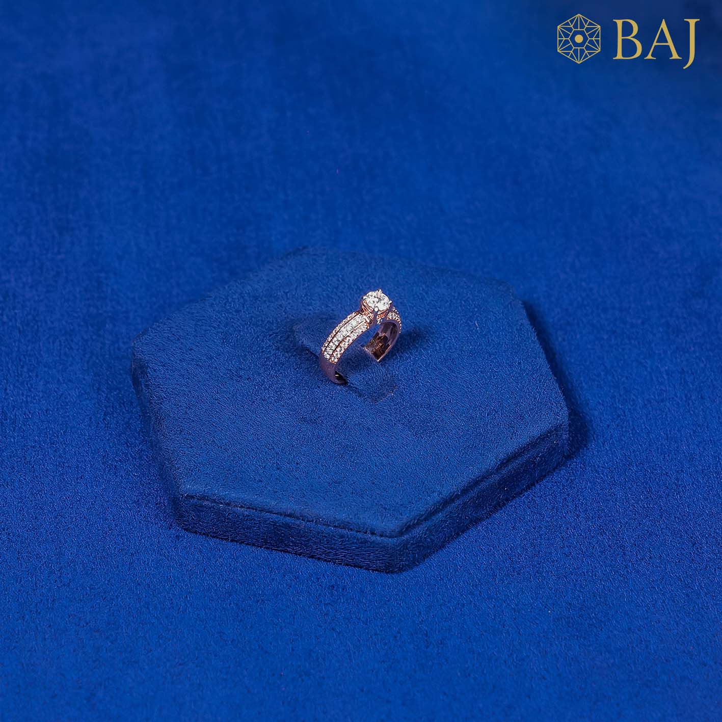 Solitaire diamond ring in 18kt rose gold with pavé band